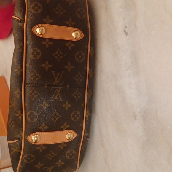 Louis Vuitton Galleria - Picture 2 of 10